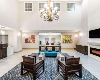 La Quinta Inn & Suites by Wyndham Hillsboro - Hillsboro - Lobby