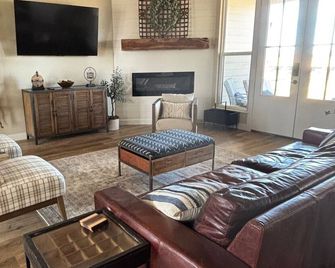 Charming 3-bedroom farmhouse in serene Pilot Point with AC - Pilot Point - Sala de estar