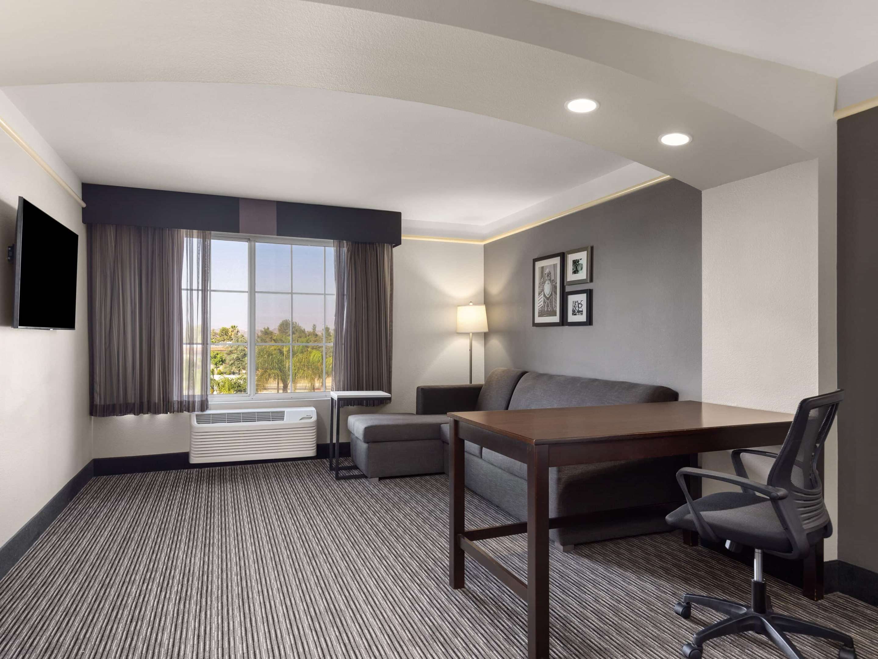 La Quinta Inn & Suites by Wyndham Santa Clarita - Valencia thumbnail 3
