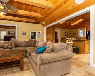 Premium on First - across the street from the beach! - Port Stanley - Living room
