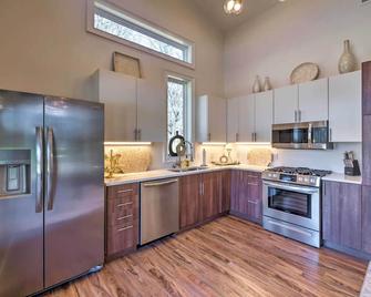 Upscale and Quiet Paducah Retreat on 15 Acres! - Paducah - Kitchen