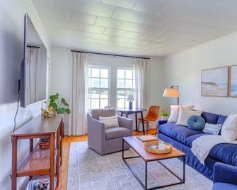 Charming parkview from rocking chair front porch - Graham - Sala de estar
