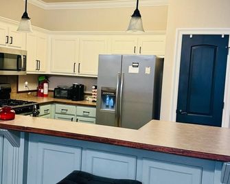 Superb 2-bedroom townhome in Ponchatoula with WiFi, AC - Ponchatoula - Cocina