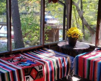 'Tall Pines' Cosy, waterfront cottage on Stoney Lake. - Lakefield - Balcony