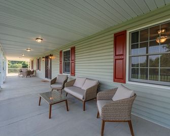 Lansing Orchard · Sleeps 29, 8300 sq ft house, 6 acres, stocked pond - Lansing - Innenhof