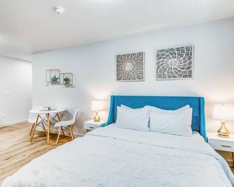 Downtown studio - walk to University - full kitchen, dog-friendly, washer/dryer - Eugene - Bedroom