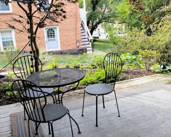 Large but cozy apartment, in a private setting. Walking distance to town. - Lewisburg - Binnenhof