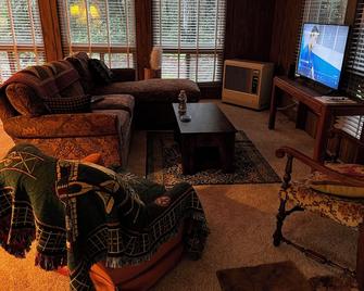 Charming 2-bedroom modular home in Redway surrounded by State Parks. - Redway - Living room