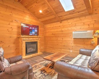 Cozy Cabin Getaway with Fireplace, Kitchen, Jacuzzi Tub - Sleeps 2 - Berlin - Living room
