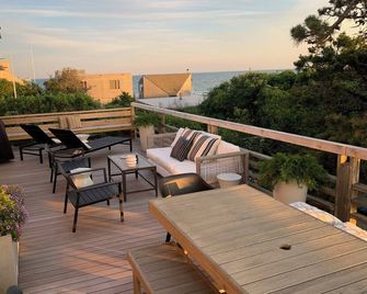Fire Island Pines Oasis w/4 King Bdrms, Heated Pool, Hot Tub, Ocean & Bay Views - Sayville - Balcón