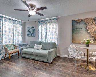 Cortez Gardens Cottage 11, Renovated, Close to Beach, 3-Bed, 2 Bath 10 people - Bradenton - Living room