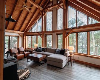 Lux Muskoka A Frame w/ Sauna & Hot Tub | Beach | Volleyball - Mactier - Living room