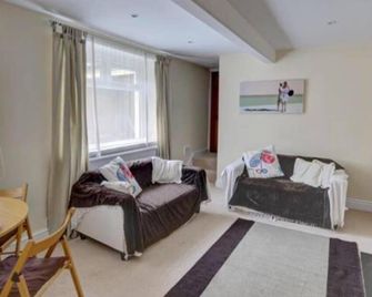 Taffs Well Cottage - Tongwynlais - Living room