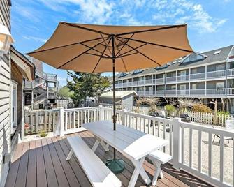 3rd to BeachAcross Vet Park, Heart B. HavenBeautiful Clean Updated Victorian - Beach Haven - Balcony