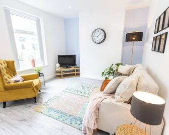 Canal Side 2 Bed House Situated in the Centre of Hebden Bridge - Otley - Living room
