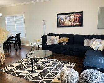 Stylish and Cozy Retreat - Buford - Huiskamer