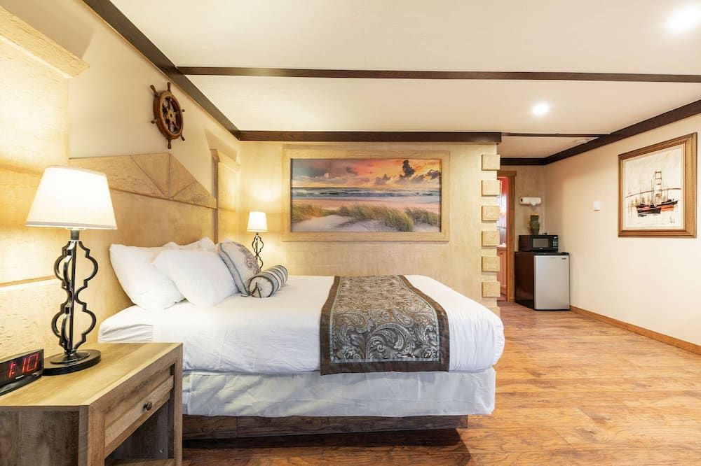 1 King Bed, 1 Queen Bed in a separate room, Walk to Beach, Pet Friendly - Ocean Shores - Bedroom