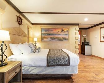 1 King Bed, 1 Queen Bed in a separate room, Walk to Beach, Pet Friendly - Ocean Shores - Soverom