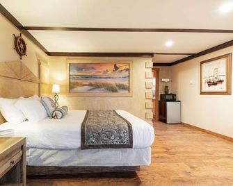 1 King Bed, 1 Queen Bed in a separate room, Walk to Beach, Pet Friendly - Ocean Shores - Bedroom