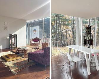 Modern Glass House designed by renowned architect Thomas Phifer - Hudson - Living room