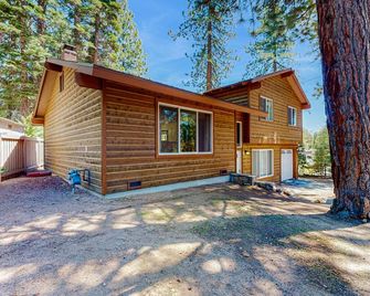 Quiet mountain home with game room & fireplace - near scenic trails & ski slopes - Incline Village - Building