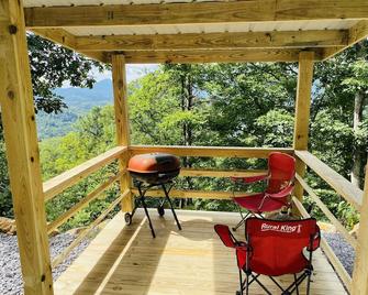 Rustic Tiny Cabin Experience,great Mtn. Location And Views With Private Hot Tub - Newport - Balcony