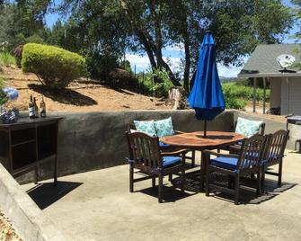 Sapphire Canyon Vineyard Guest House - Geyserville - Patio
