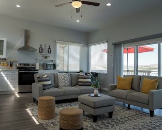 Gorgeous Lake Front Home w/ Boat Access - Lake Elsinore - Sala de estar