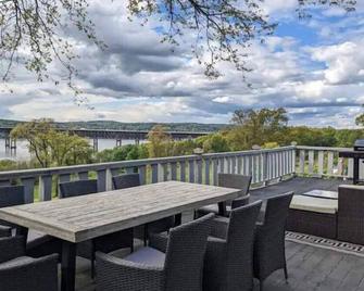 Majestic Riverview Estate - Breathtaking Views - Beacon - Balcony