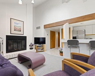 Spring Lake 17 - Bike - Little Traverse Wheelway! Short Drive To Ski Hills!! - Petoskey - Living room