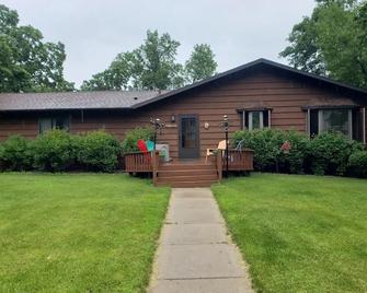 Paradise on the Point - lake front views of beautiful Otter Tail Lake - Battle Lake - Building
