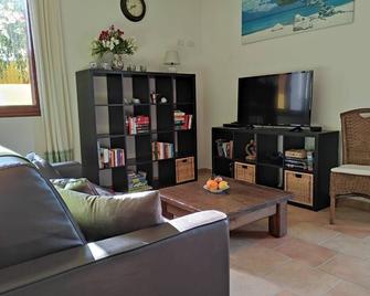 Casa Tramuntana, large pool, family-friendly and idyllic - Torpè - Living room