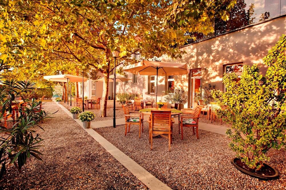 فندق شتراند ألتي دوناو