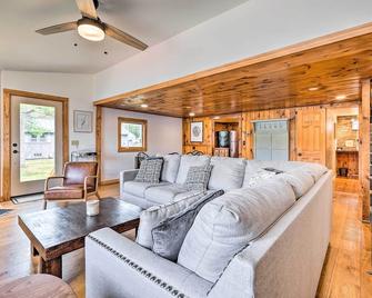 Cozy Castleton Cabin with Fire Pit and Water Access! - Castleton - Sala
