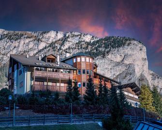 Apartment Belvedere - Selva di Val Gardena - Building