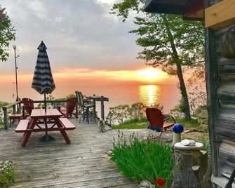 Great Lakes Splendor! - Unique Lake Michigan Lakefront Log Cabin - Arcadia - Patio
