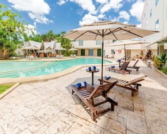 Hotel Maria del Carmen - เมริดา - สระว่ายน้ำ