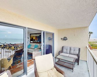 Corner condo with endless Gulf views, full kitchen & balcony - dogs welcome - Indian Shores - Balcony