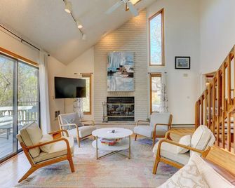 Spacious 5-bedroom Mountain Retreat in Poconos with FREE access to Ski slope - Bushkill - Living room