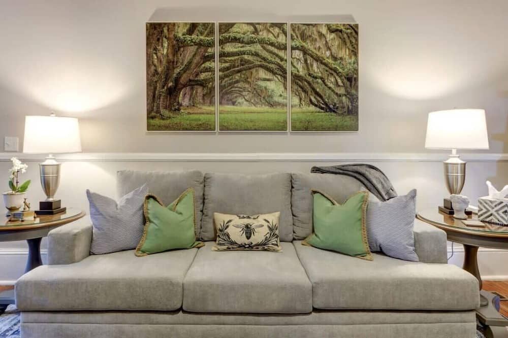 Avery's Cottage @ Trustees' Garden | Walk 2 River! - Savannah - Living room