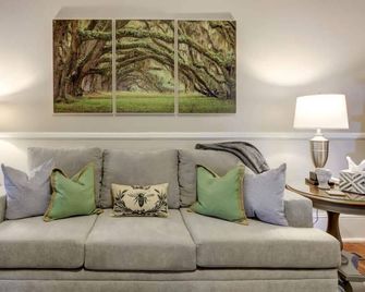 Avery's Cottage @ Trustees' Garden | Walk 2 River! - Savannah - Living room