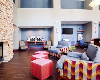 Hampton Inn & Suites Poughkeepsie - Poughkeepsie - Living room