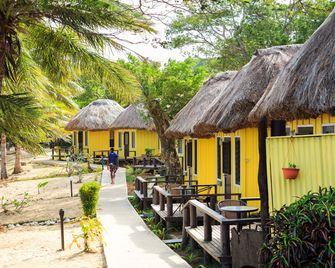 Funky Fish Beach & Surf Resort - Malolo Island - Patio