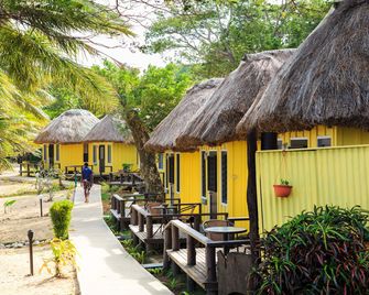 فانكي فيش بيتش آند سيرف ريزورت - مالولو - شرفة مرصوفة