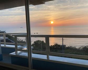 A triple room with a spectacular oceanfront view sunset right in front of you and plenty of amenit / Hamada Shimane - Hamada - Balcony