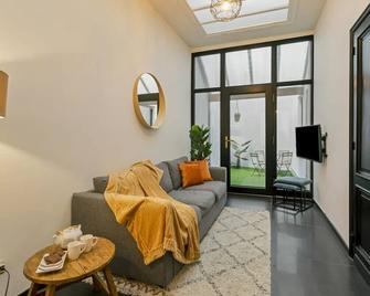 2-Bed Haven with Patio in Antwerp + Free parking - Antuérpia
