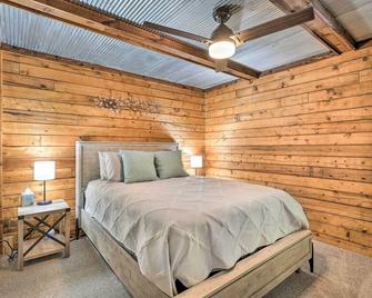 Secluded Table Rock LakeandBranson Cabin with Hot Tub! - Kimberling City - Bedroom