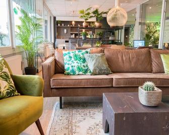 Court Garden Hotel - האג - סלון