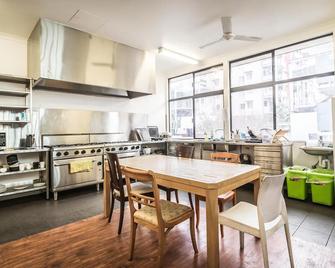 Downtown Backpackers Hostel Perth - note - Valid Passport required for check in - Perth - Comedor
