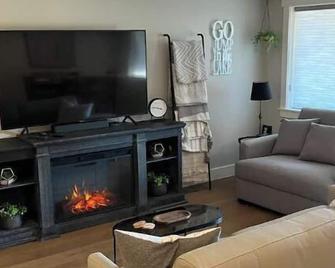 Sproat Lake Gem - Port Alberni - Living room